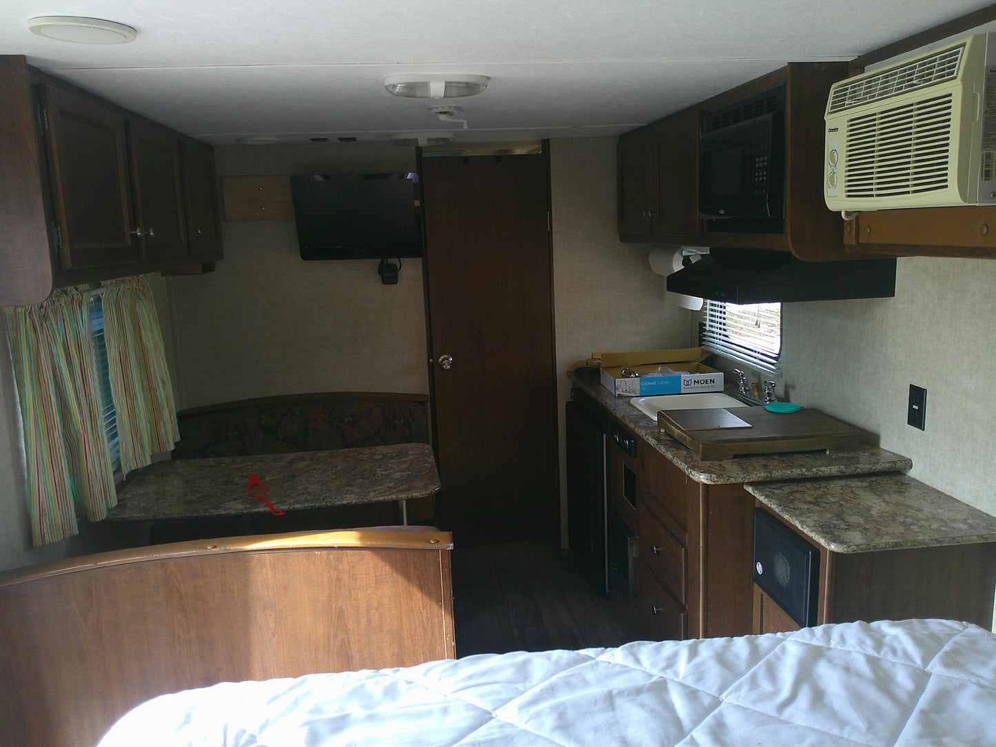 Keystone Hideout 178LHS Camper, USED, CLEAN TITLE, 21 ft., Electric lift, Back-Up Camera, Great Condition!