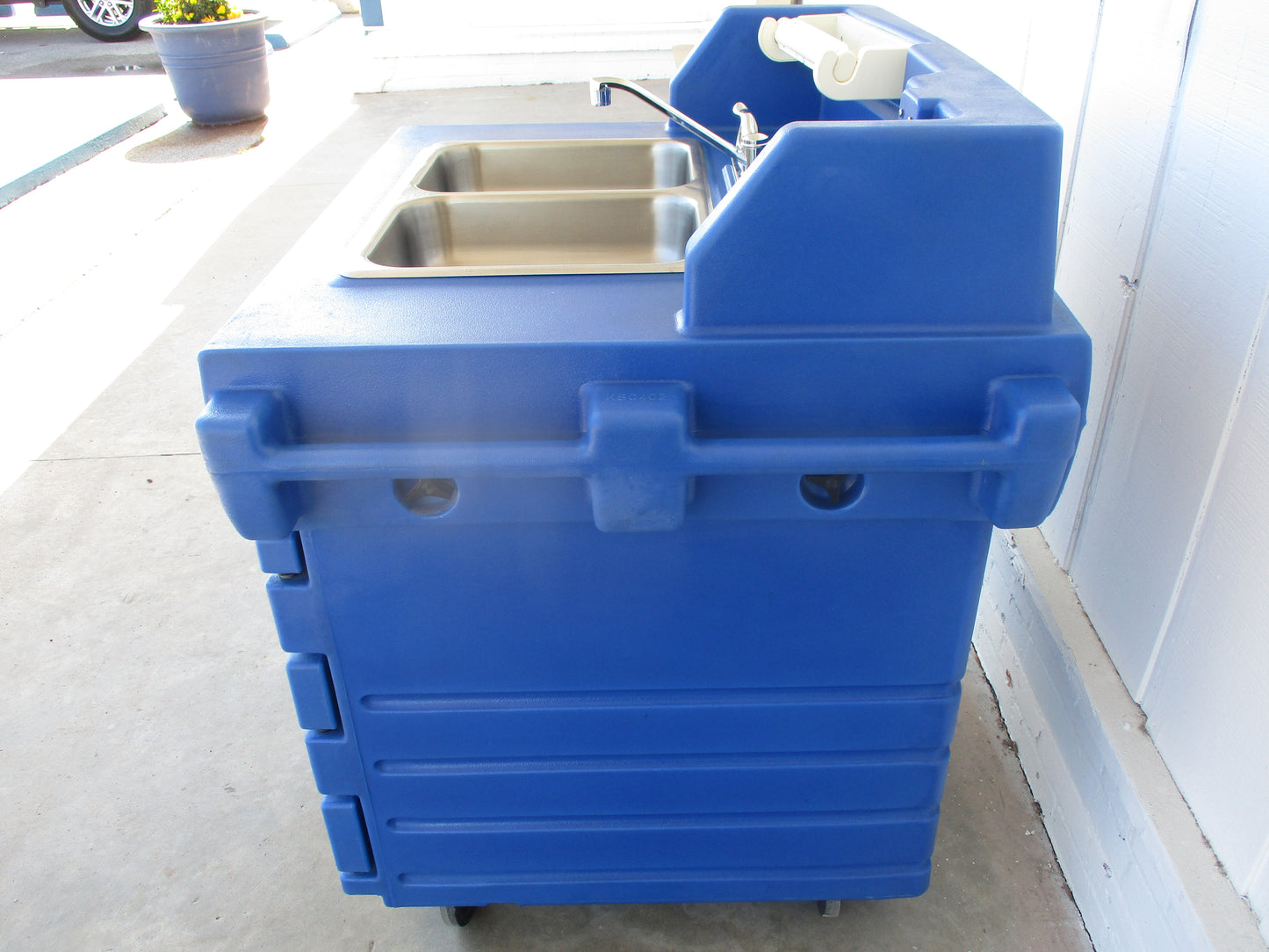 Cambro KSC402 Blue CamKiosk Portable Self-Contained Hand Sink, 120v, PH1, #8330