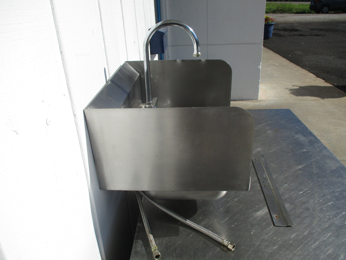 Stainless Steel Wall Mount Hand Sink w/splashguard 17"L x 15"W x 13"H, #8860