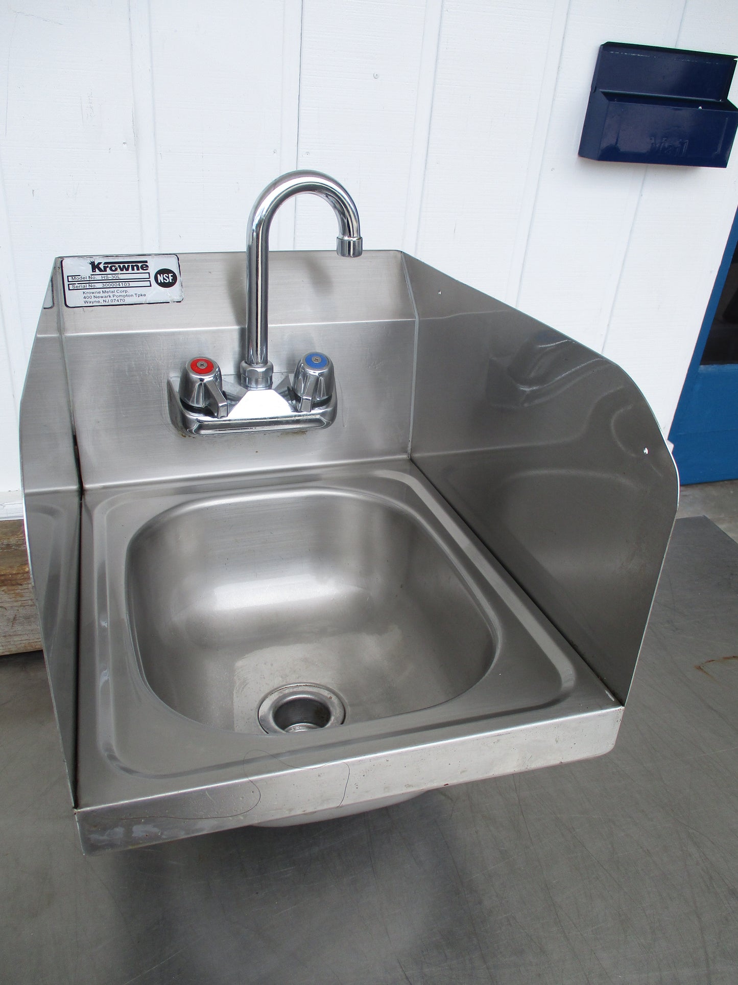 Krowne HS-30L Wall Mount Commercial Hand Sink w/ splash guards, 12.5"W x 17.25"D x 13.5", #9003