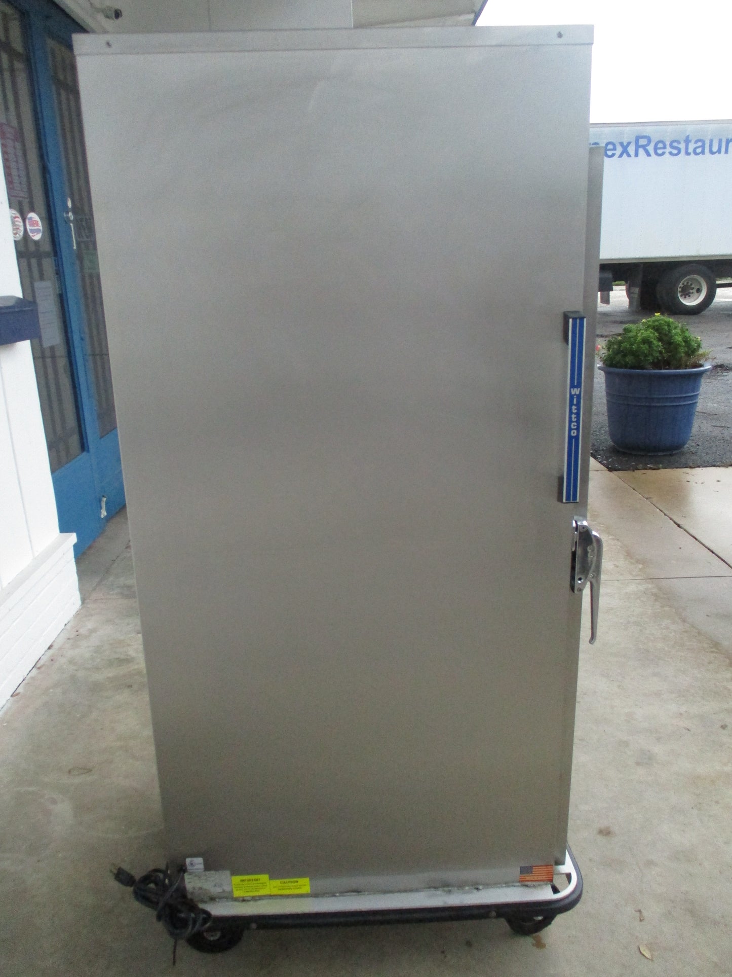 Wittco 1826-15BC Mobile Food Warmer, 26"W x 31"D x 66"H, 120v, PH1, TESTED, #9063