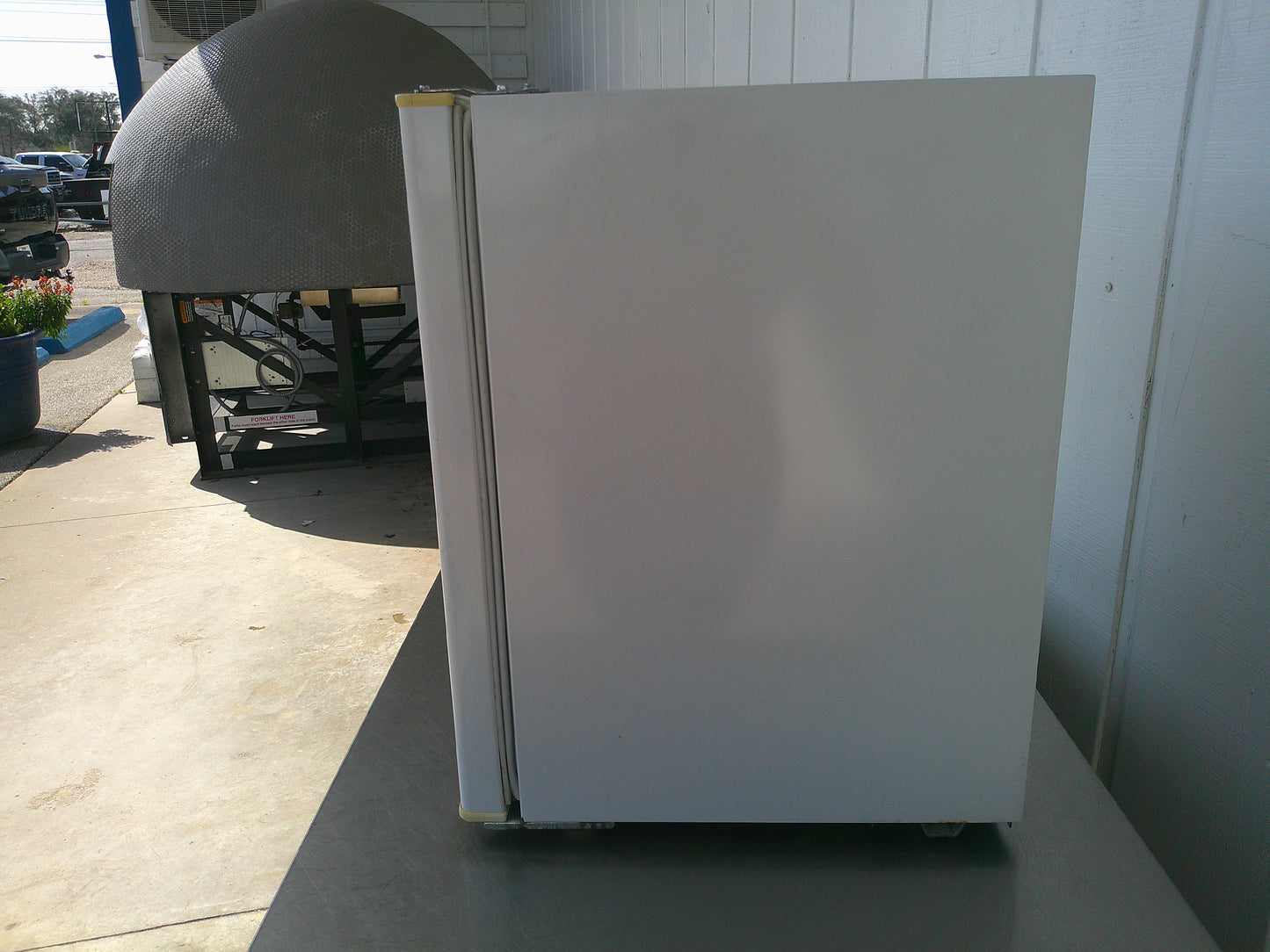 Galanz GL27WE, Compact Countertop Single-Door Mini Fridge, TESTED, #9543